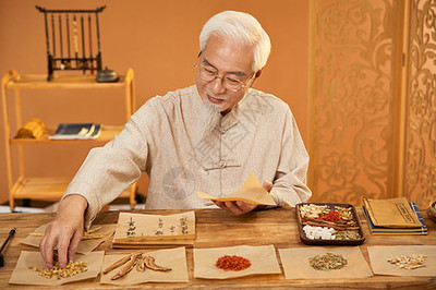 老中醫(yī)比對(duì)藥材