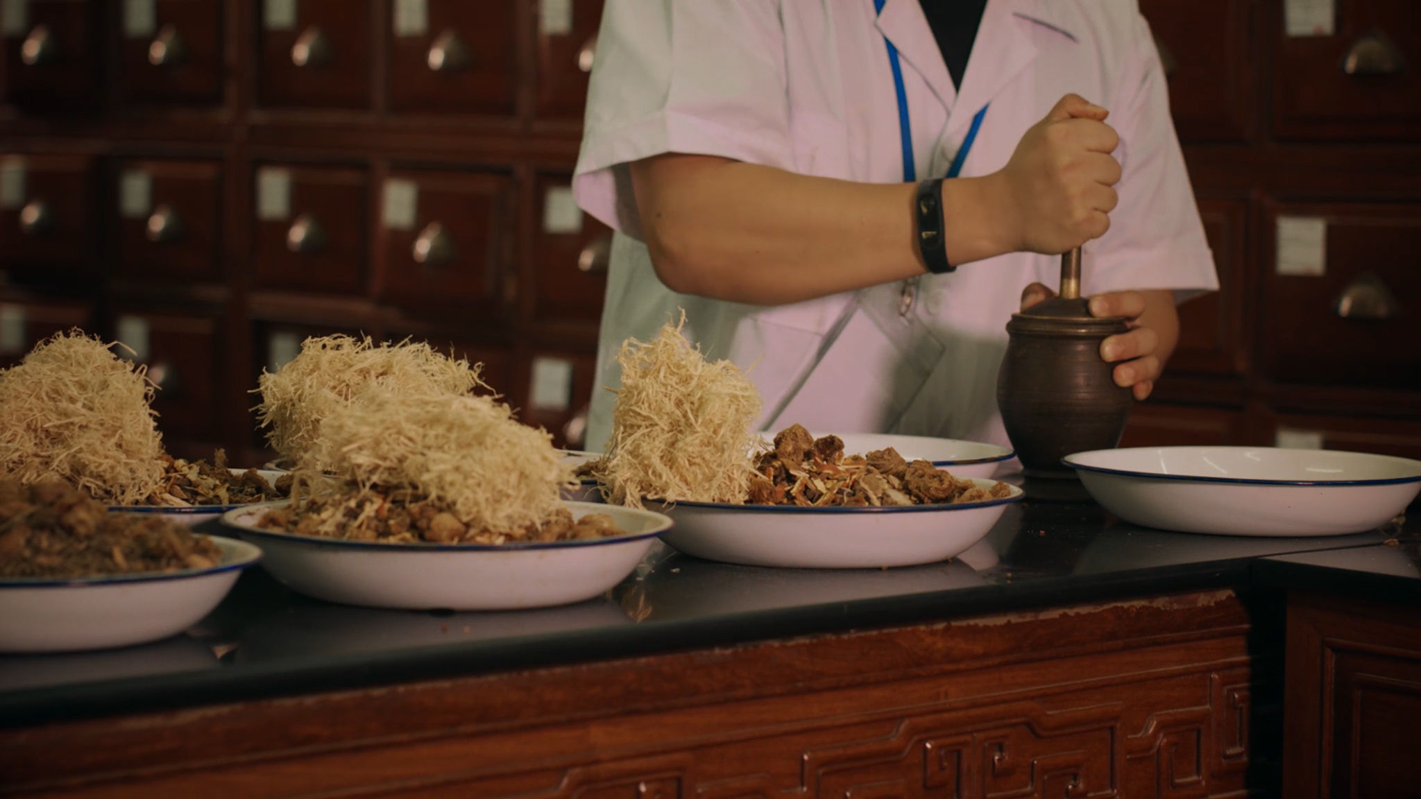 中醫(yī)中藥搗藥抓藥把脈藥空境_2048x1152_高清視頻素材下載(編號(hào):40961