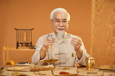 老中醫(yī)稱量中草藥